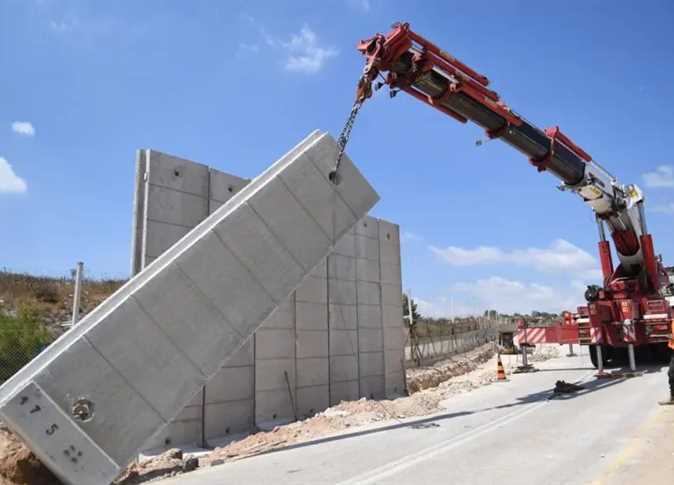 الاحتلال يبدأ بناء  جدار عملاق  حول المستوطنات في غزة