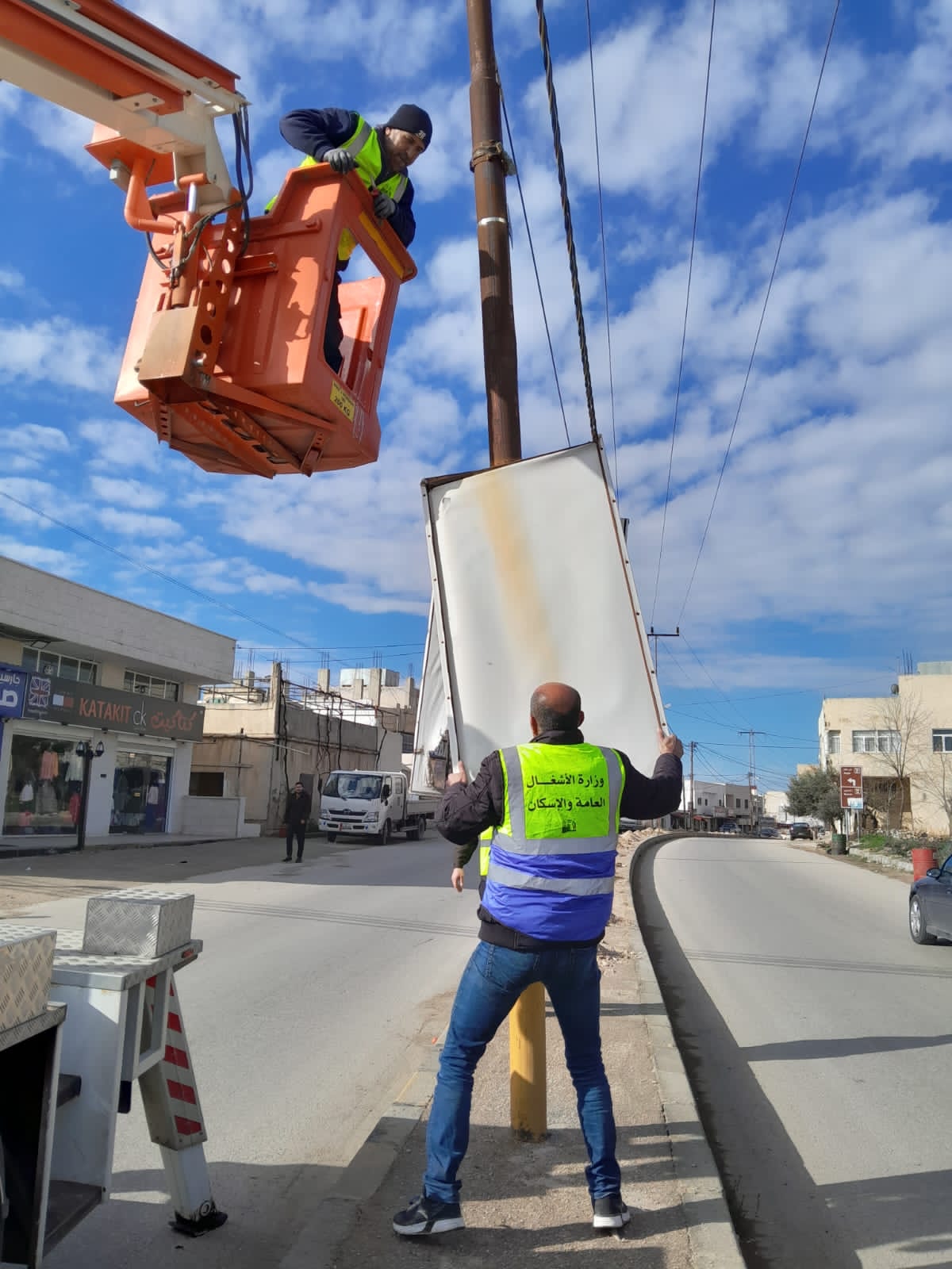 الأشغال تباشر بحملة لإزالة اللوحات الإعلانية المخالفة