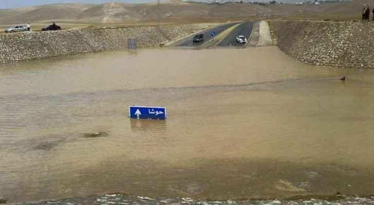 المفرق: مواطنون يطالبون بحل مشكلة تجمع مياه الأمطار في نفق حوشا