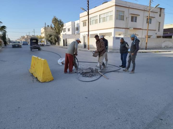 تنفيذ مشروع لرفع مناهل الشوارع في المفرق