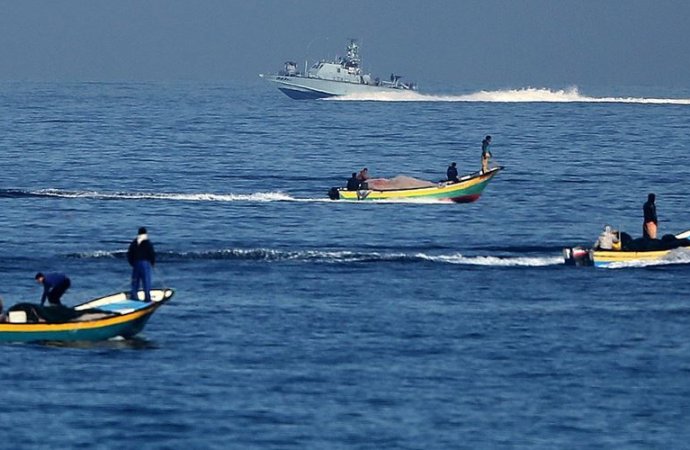 الاحتلال يعتقل صيادين فلسطينيين في بحر شمالي غزة