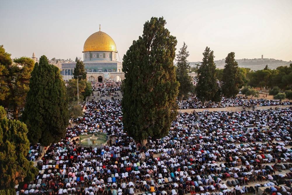 70 ألفا يؤدون صلاة الجمعة في المسجد الأقصى